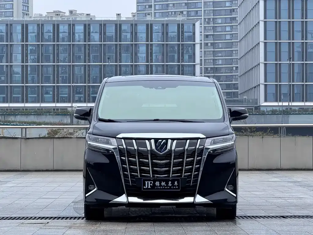 Toyota Alphard — фото 1