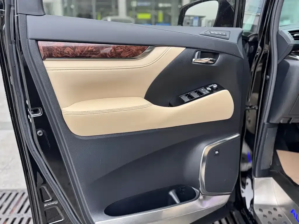 Toyota Alphard — фото 6