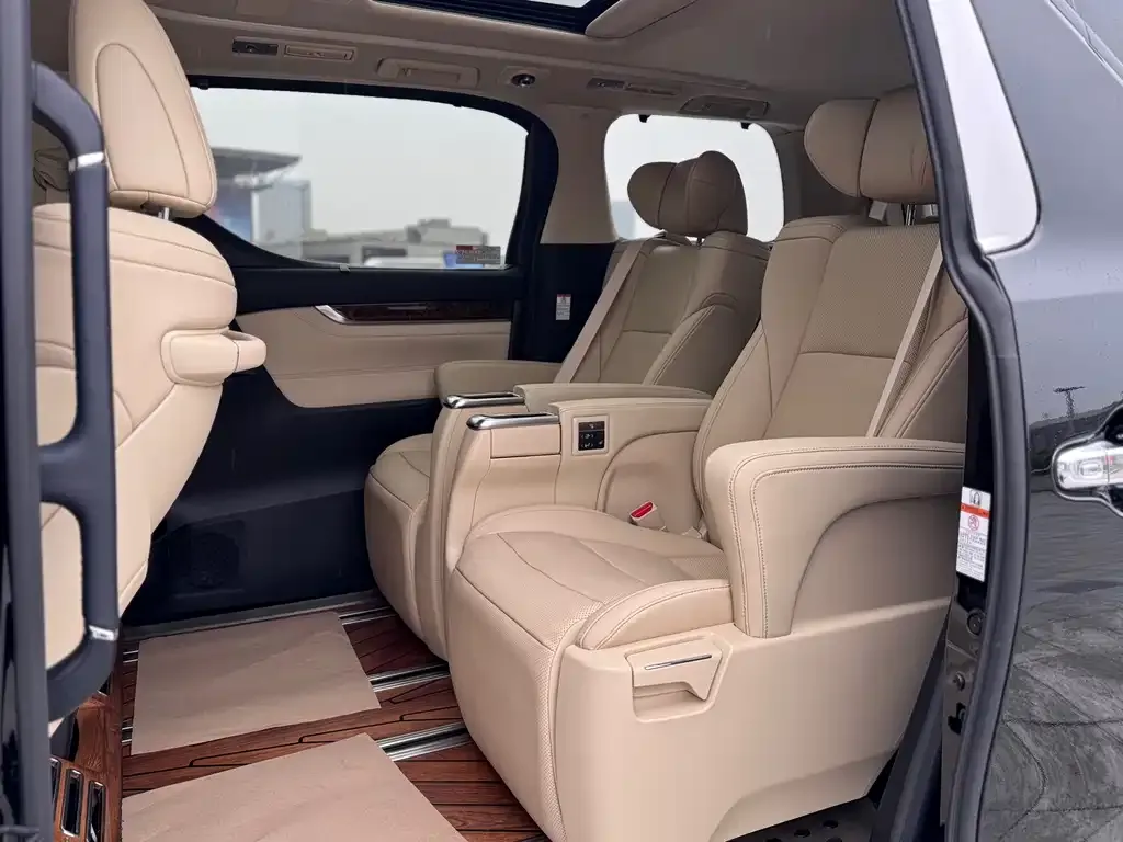 Toyota Alphard — фото 8