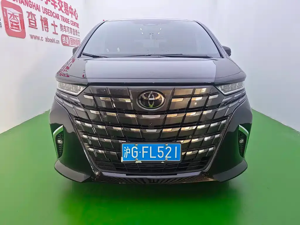 Toyota Alphard — фото 2