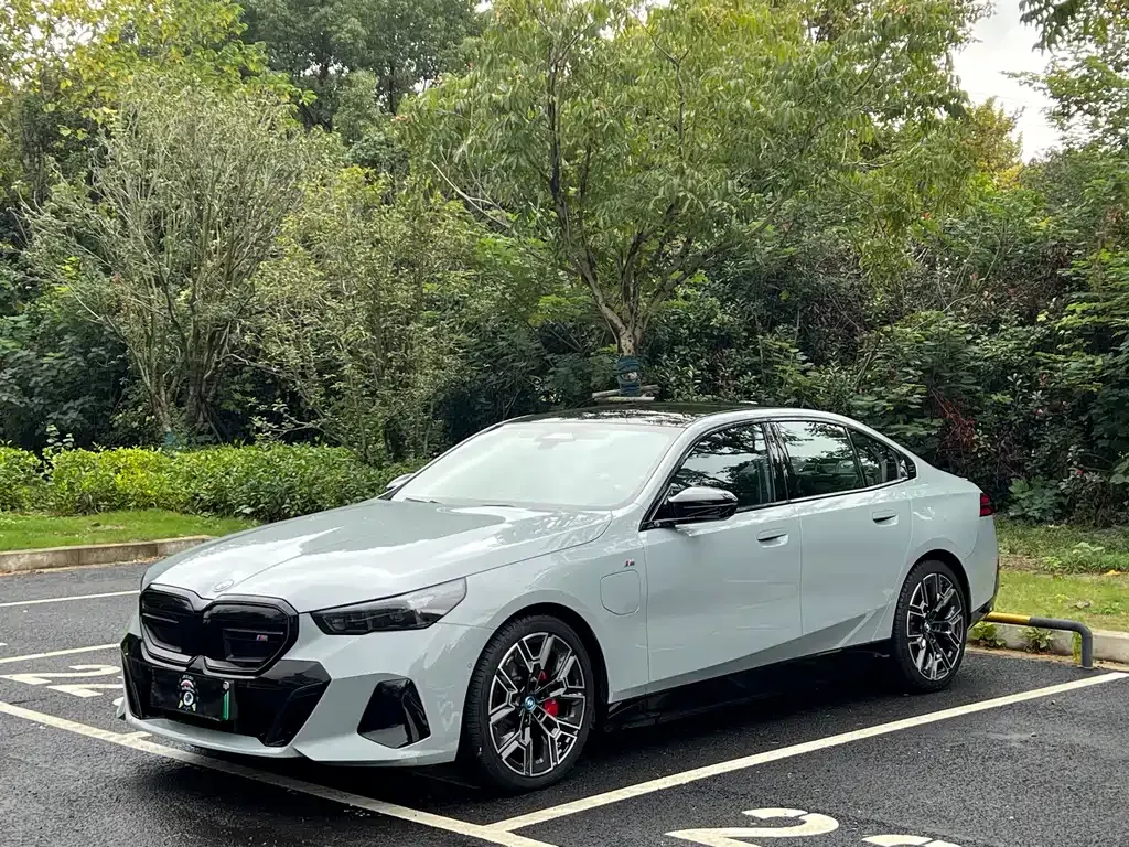 BMW i5 M60 — фото 1