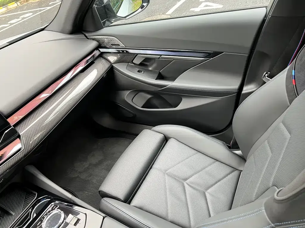 BMW i5 M60 — фото 10