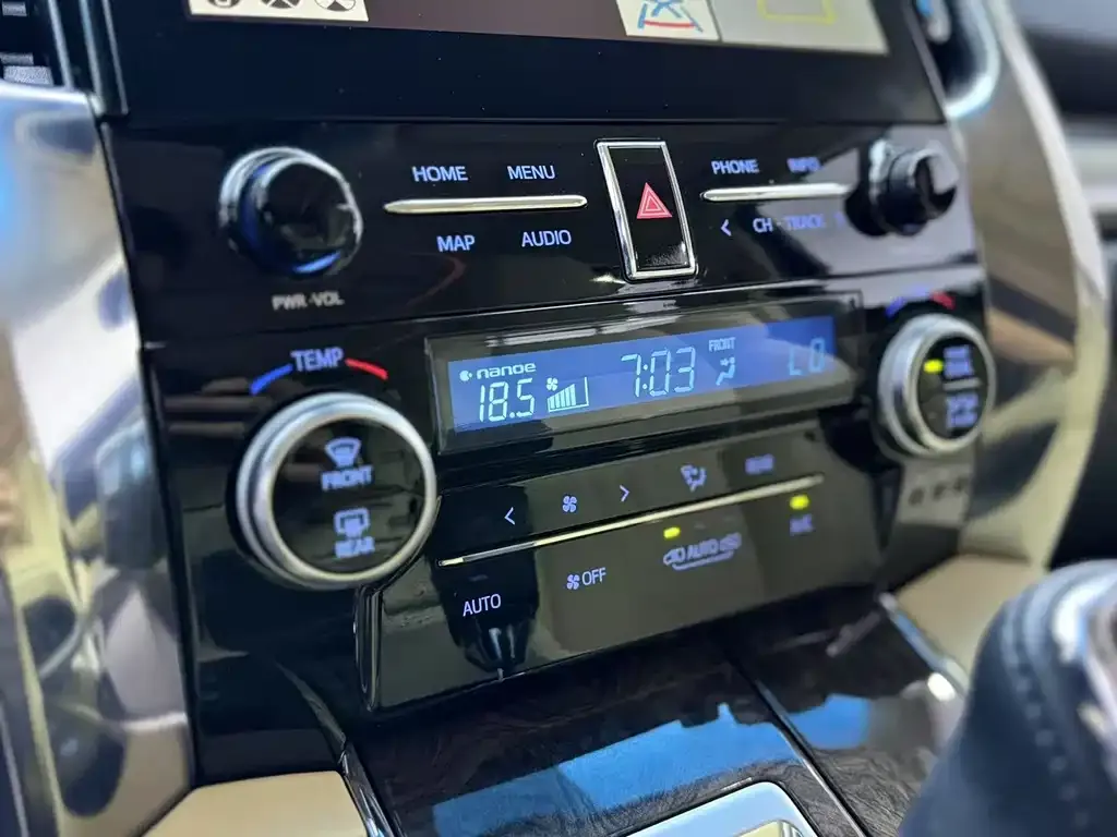 Toyota Vellfire — фото 9