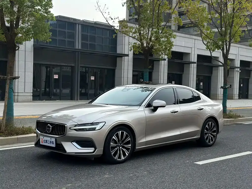 Volvo S60 — фото 1