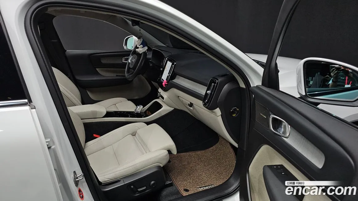Volvo XC40 — фото 10