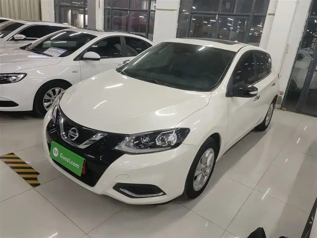 Nissan Tiida — фото 1