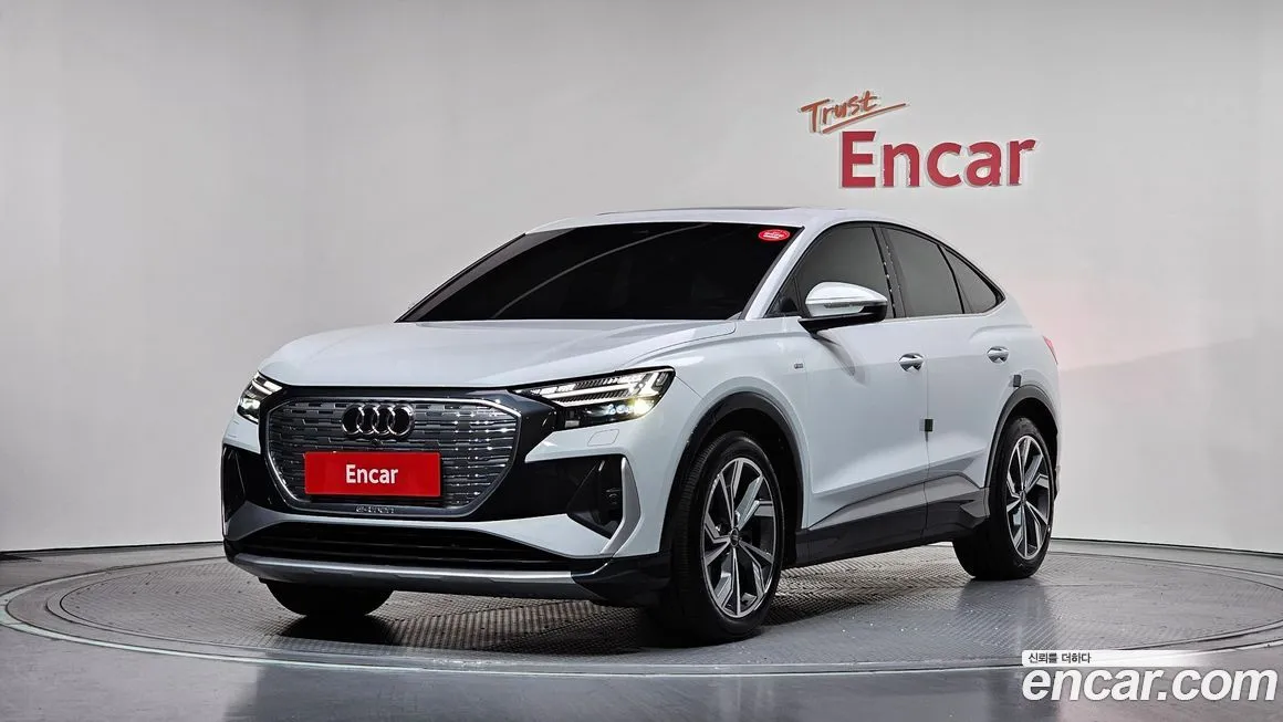 Audi Q4 e-tron — фото 1