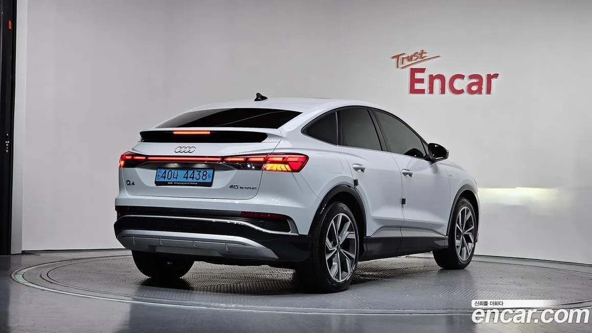 Audi Q4 e-tron — фото 2