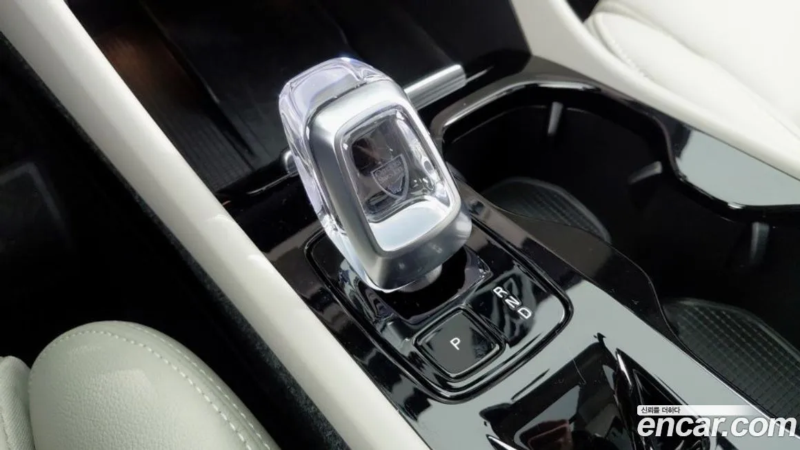 Volvo XC40 — фото 10