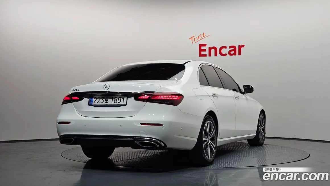 Mercedes-Benz E-Class — фото 2
