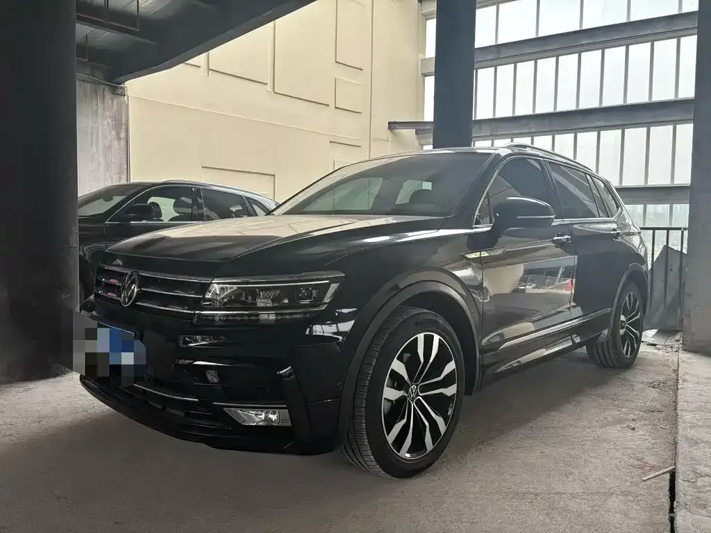 Volkswagen Tiguan L — фото 1