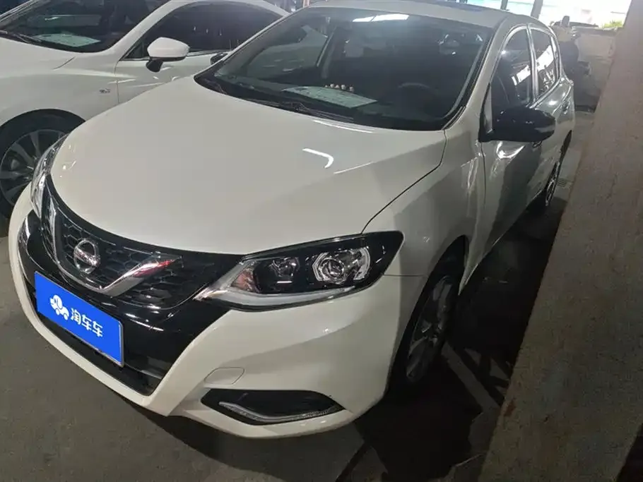 Nissan Tiida — фото 1