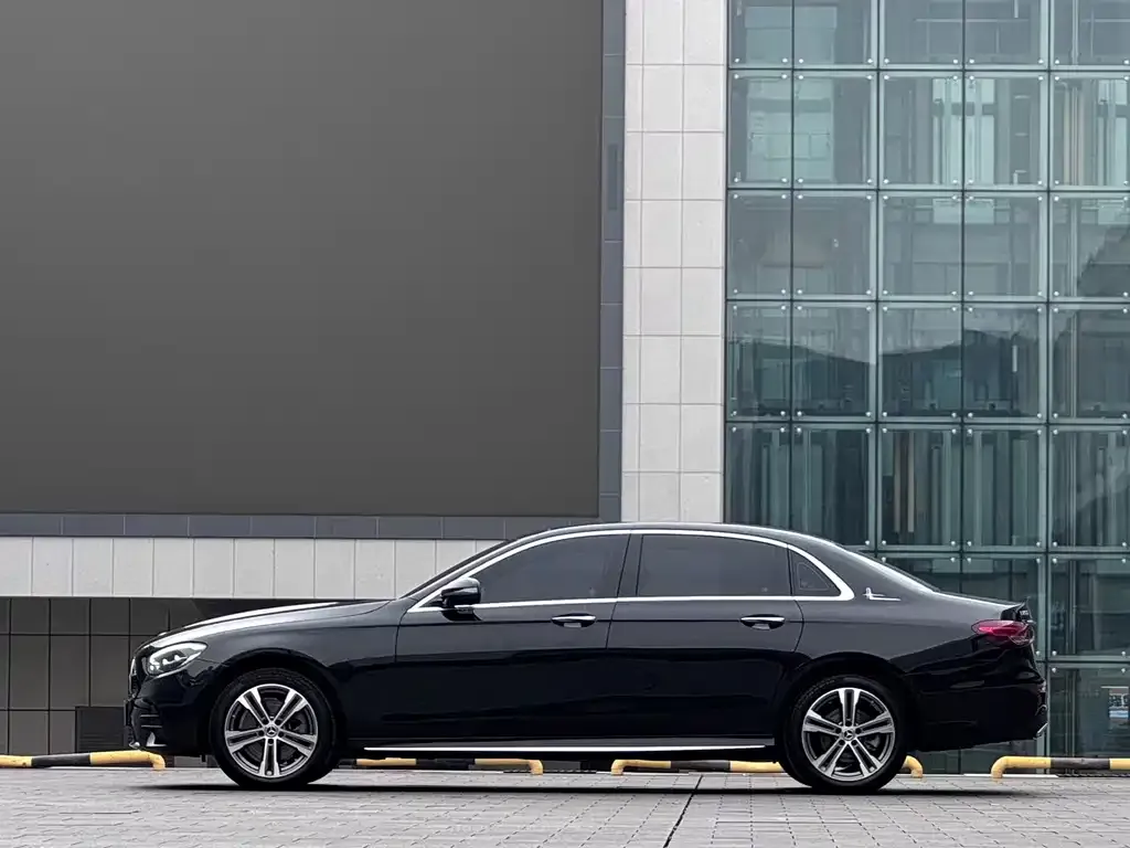 Mercedes-Benz E-Class — фото 2