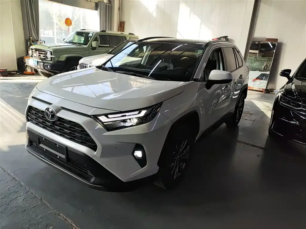 Toyota RAV4 — фото 1