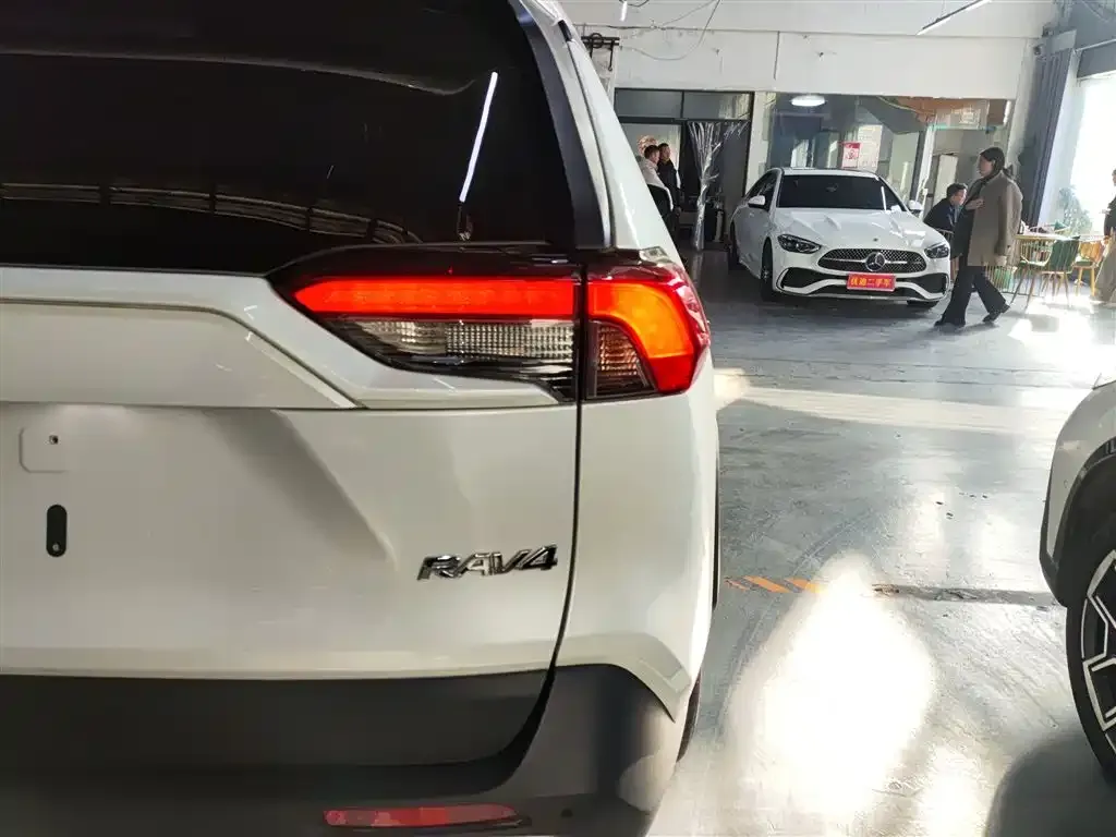 Toyota RAV4 — фото 8