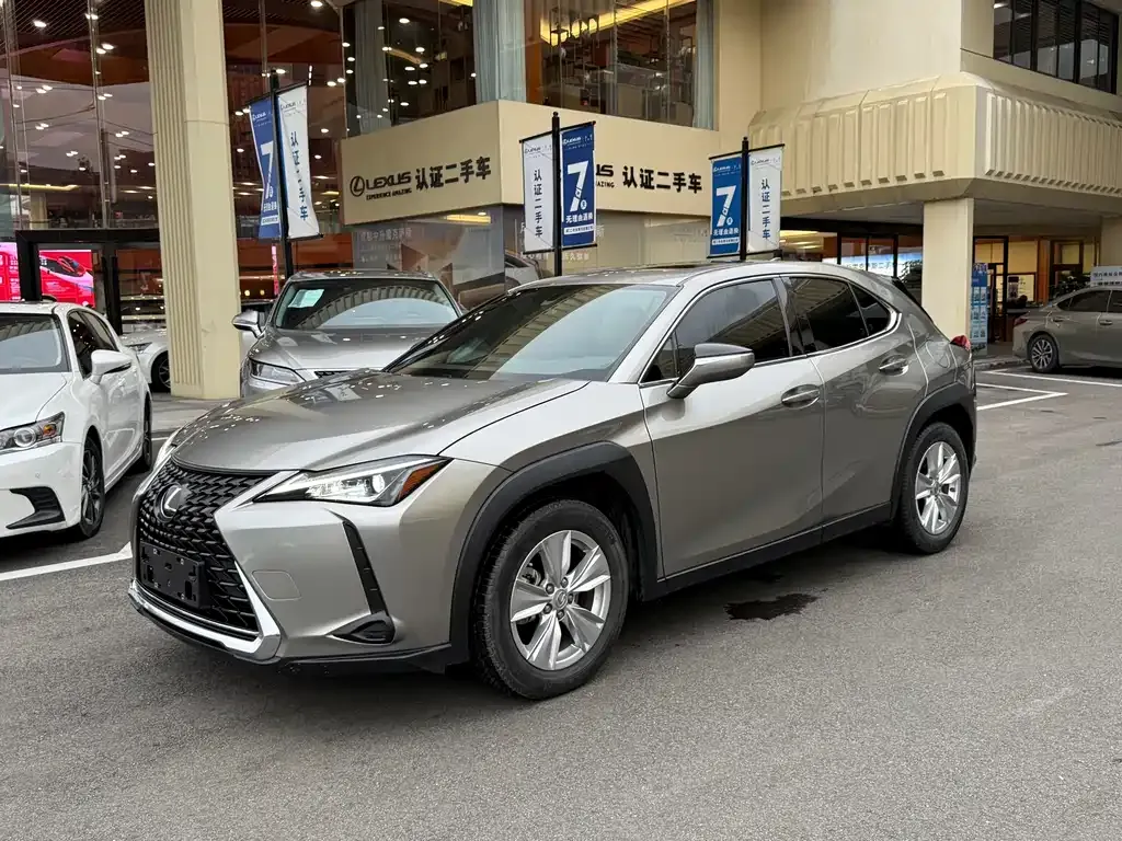 Lexus UX — фото 1