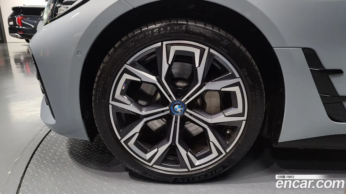 BMW i4 — фото 5
