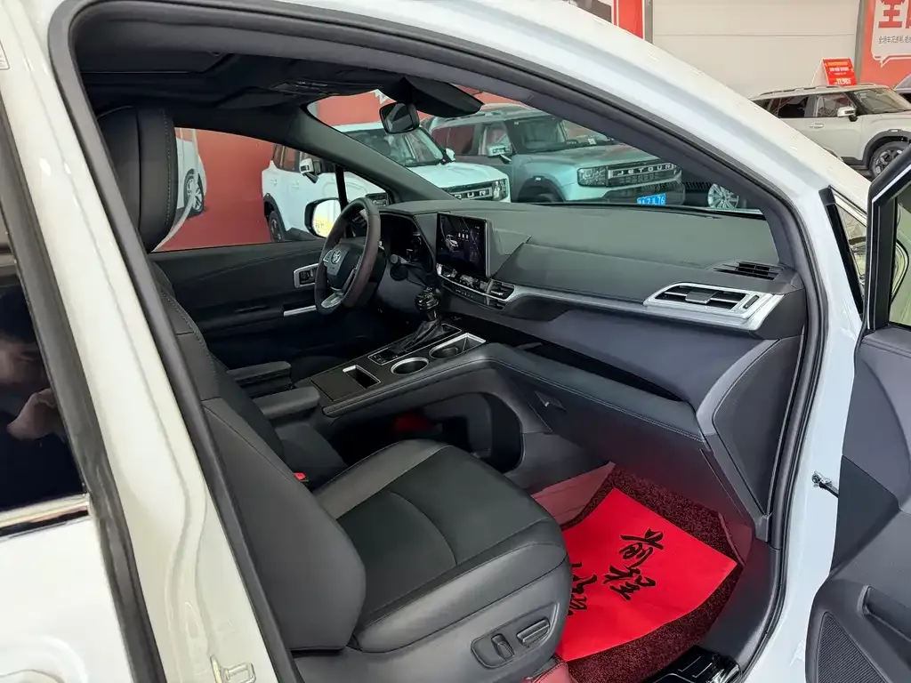 Toyota Granvia — фото 10