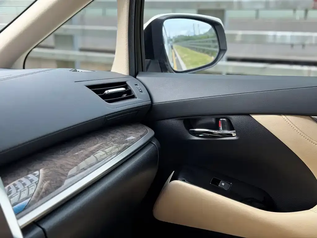 Toyota Alphard — фото 8
