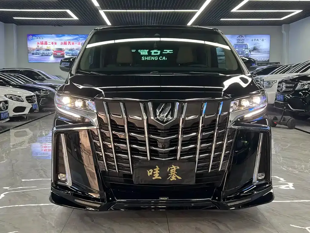 Toyota Alphard — фото 1