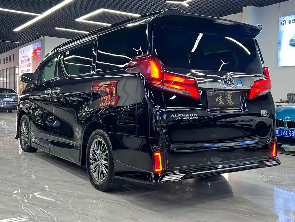 Toyota Alphard — фото 2