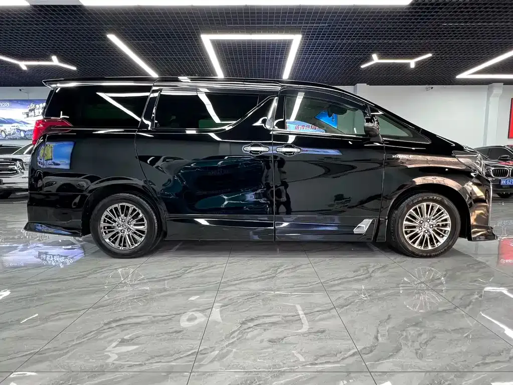 Toyota Alphard — фото 3