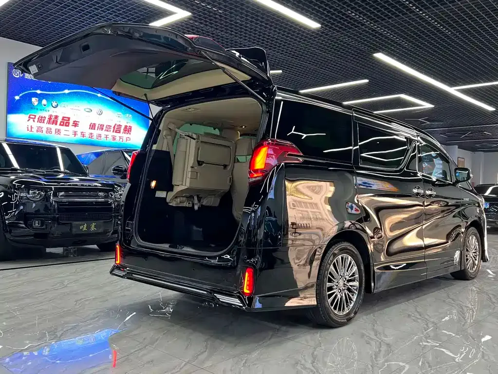 Toyota Alphard — фото 5