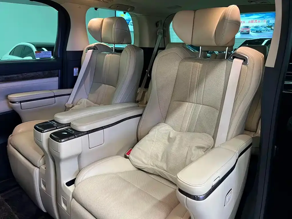 Toyota Alphard — фото 9