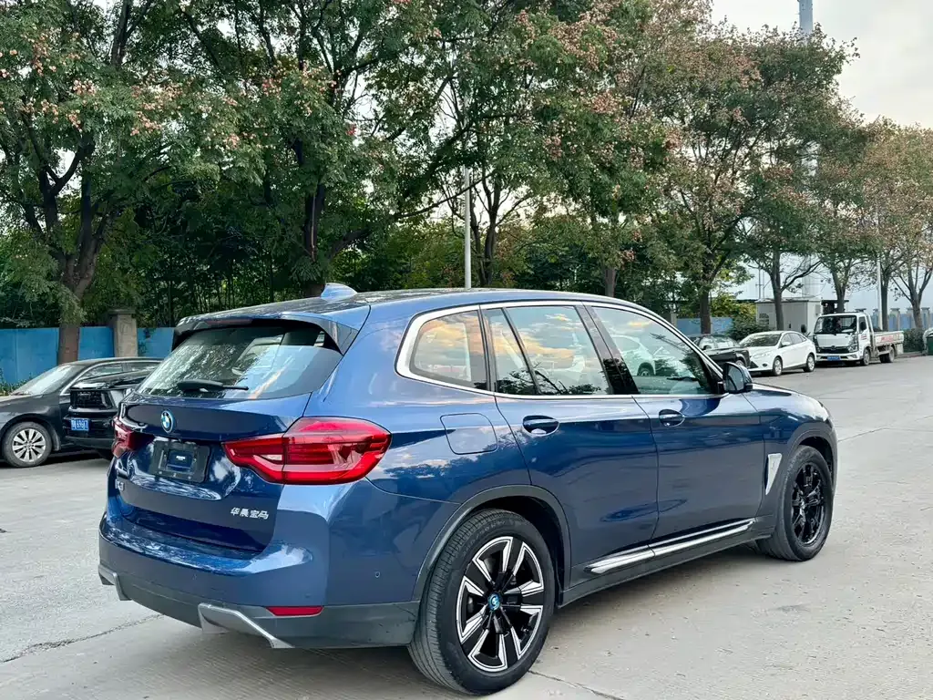 BMW iX3 — фото 7