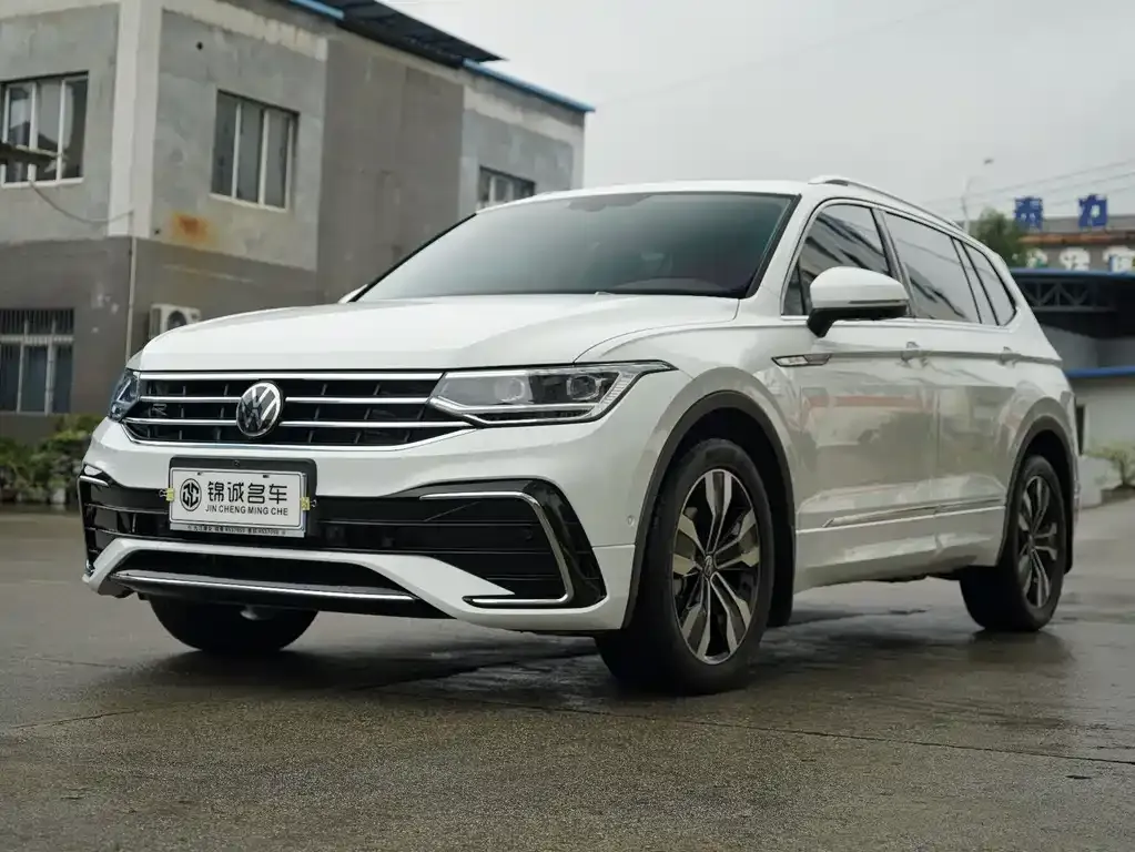 Volkswagen Tiguan L — фото 1