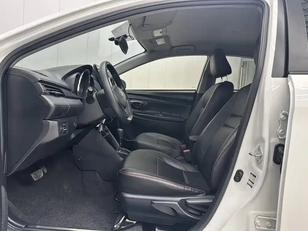 Toyota Yaris L — фото 4