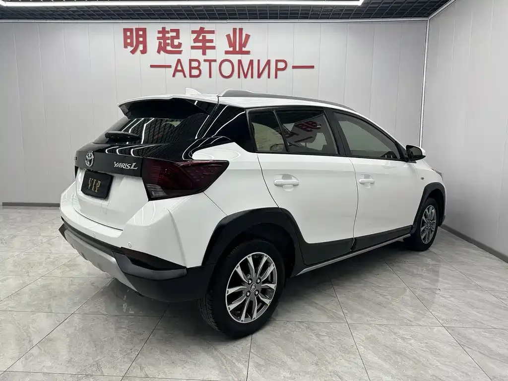 Toyota Yaris L — фото 7