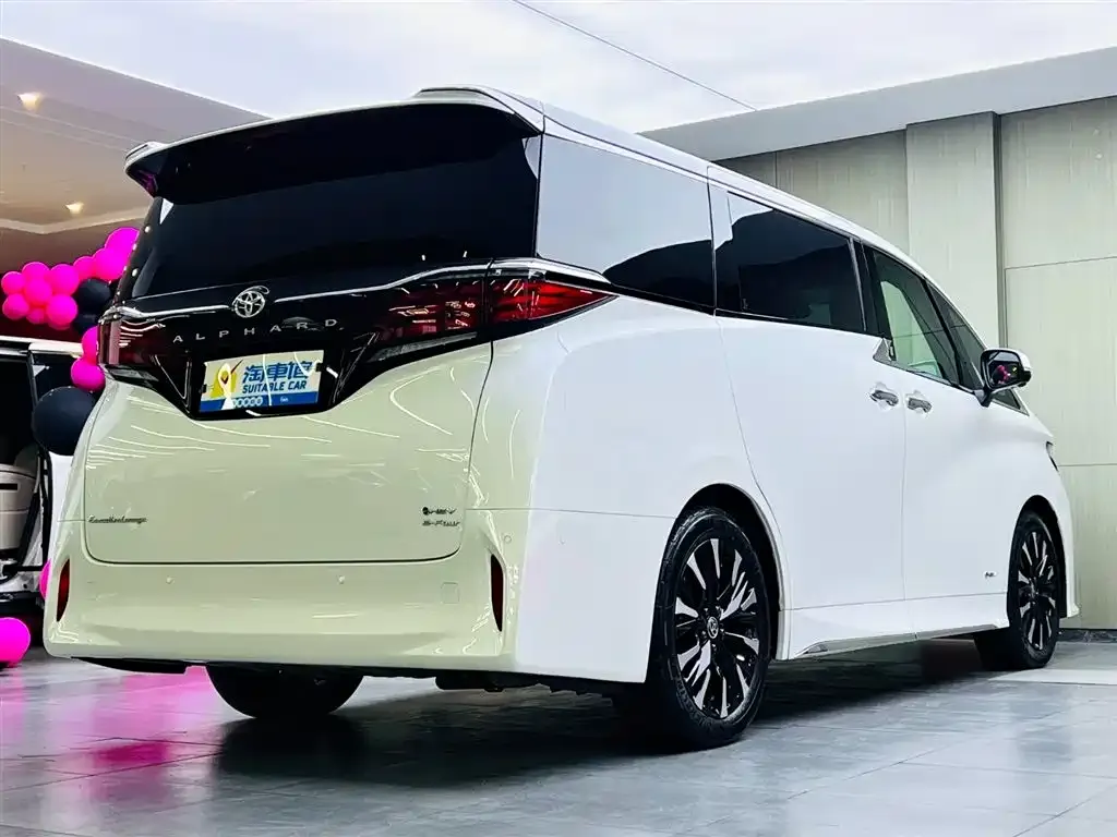 Toyota Alphard — фото 4