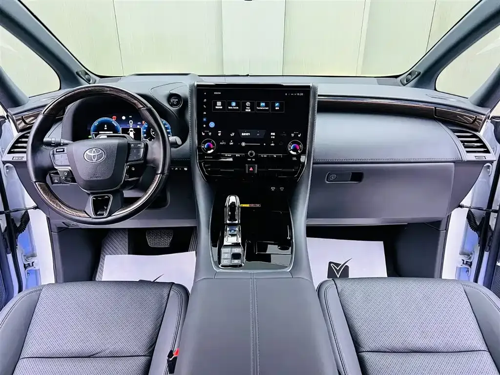 Toyota Alphard — фото 9