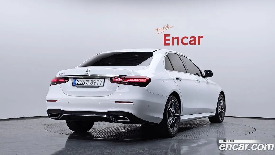 Mercedes-Benz E-Class — фото 2