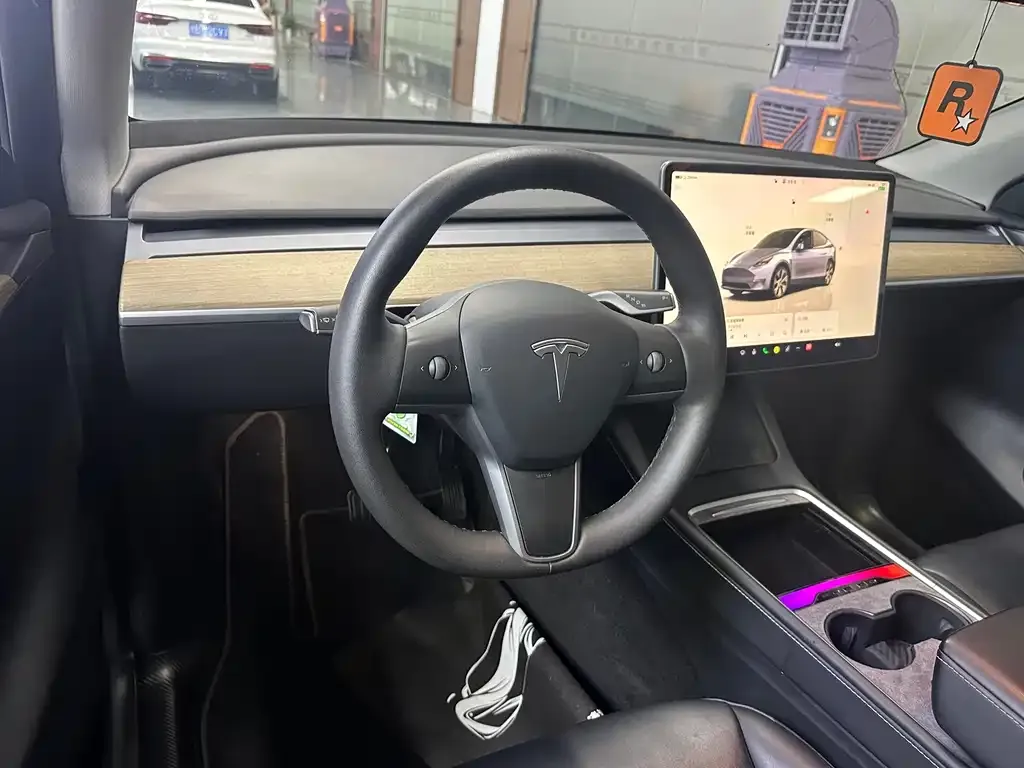 Tesla Model Y — фото 5