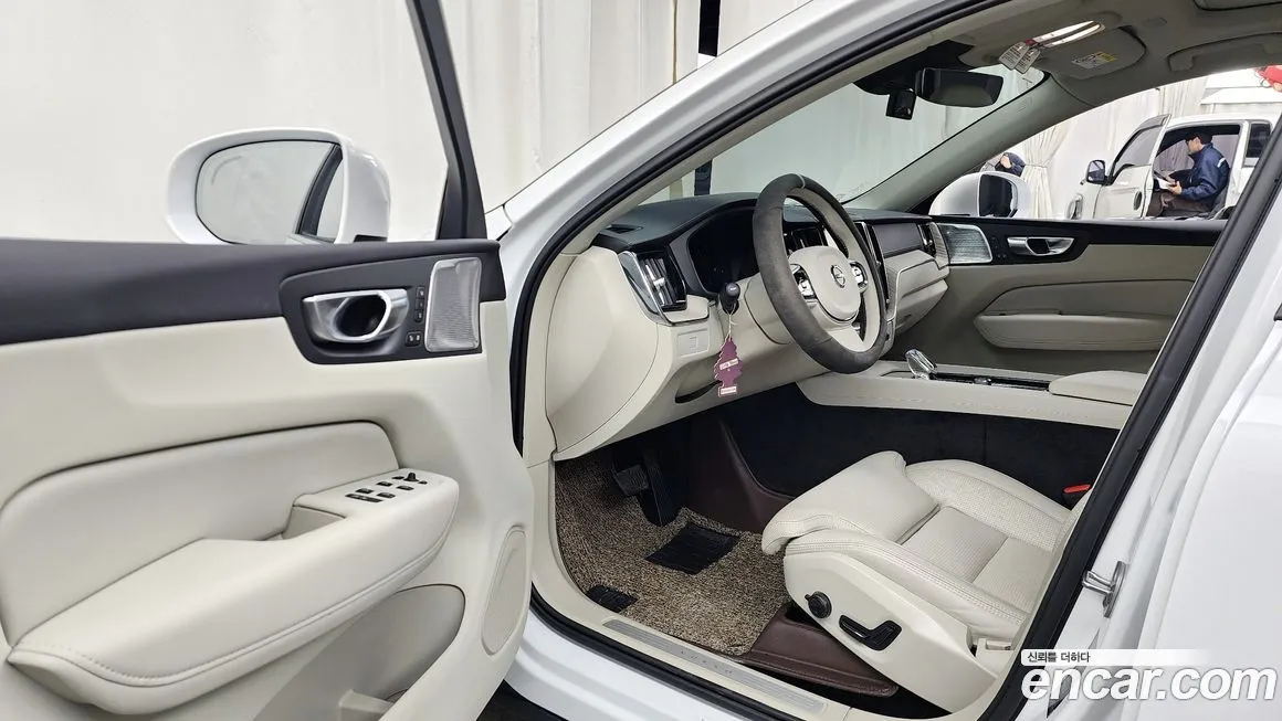 Volvo XC60 — фото 10