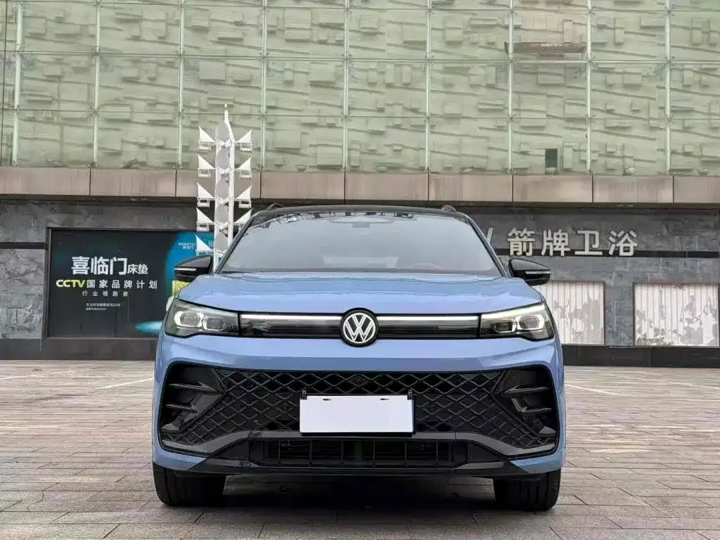 Volkswagen Tiguan L — фото 1