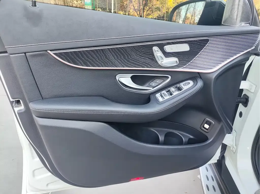 Mercedes-Benz EQC — фото 10