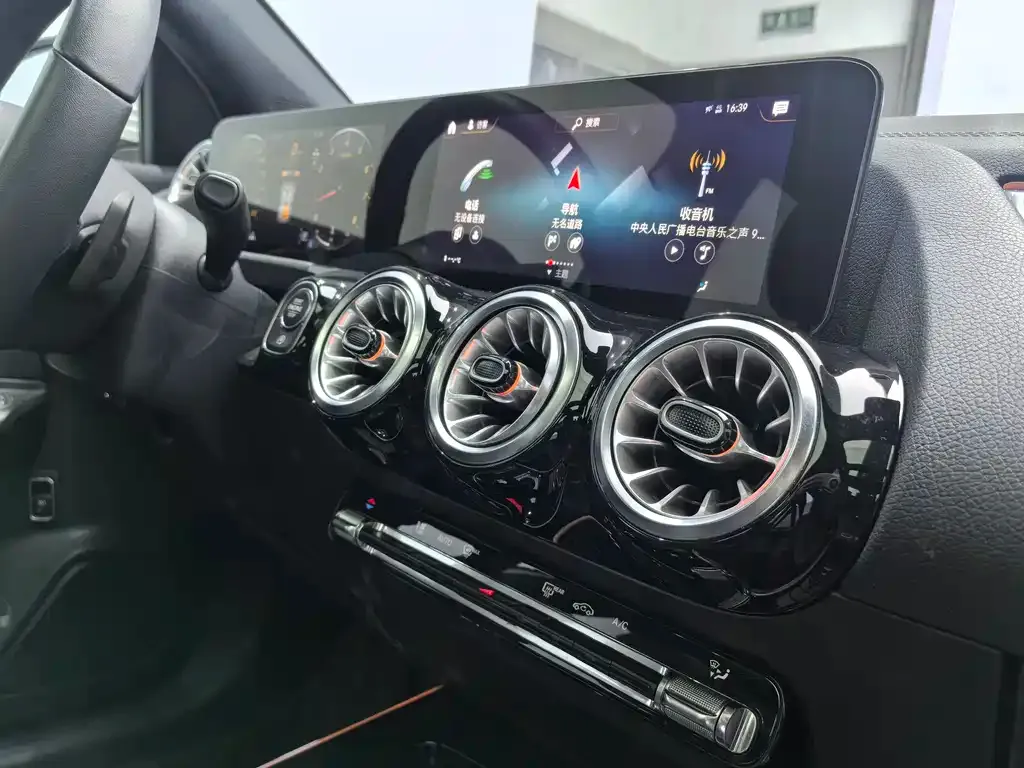 Mercedes-Benz GLA — фото 10