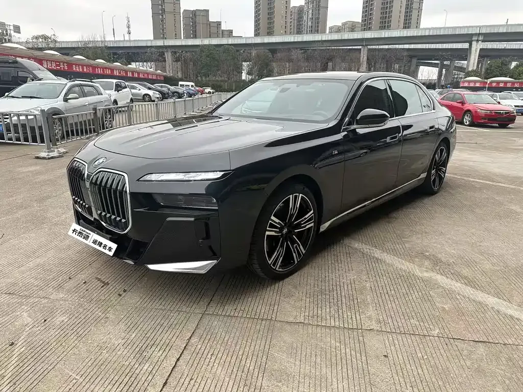 BMW 7 Series — фото 1