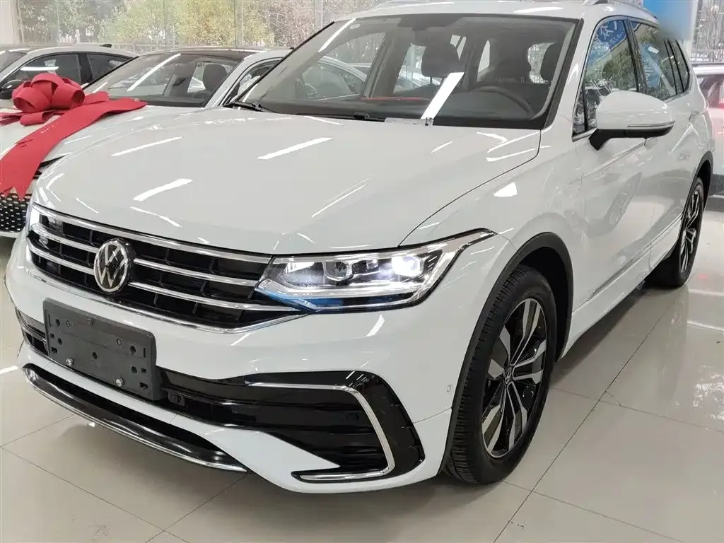 Volkswagen Tiguan L — фото 1