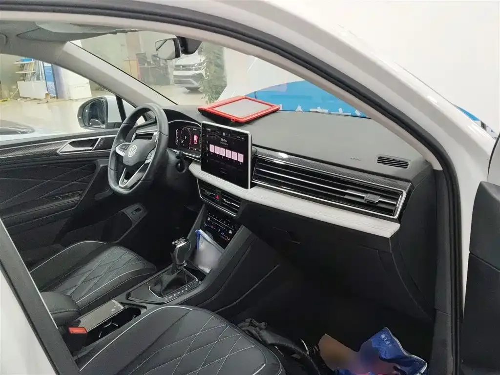 Volkswagen Tiguan L — фото 10