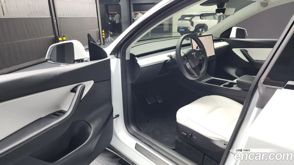 Tesla Model Y — фото 10