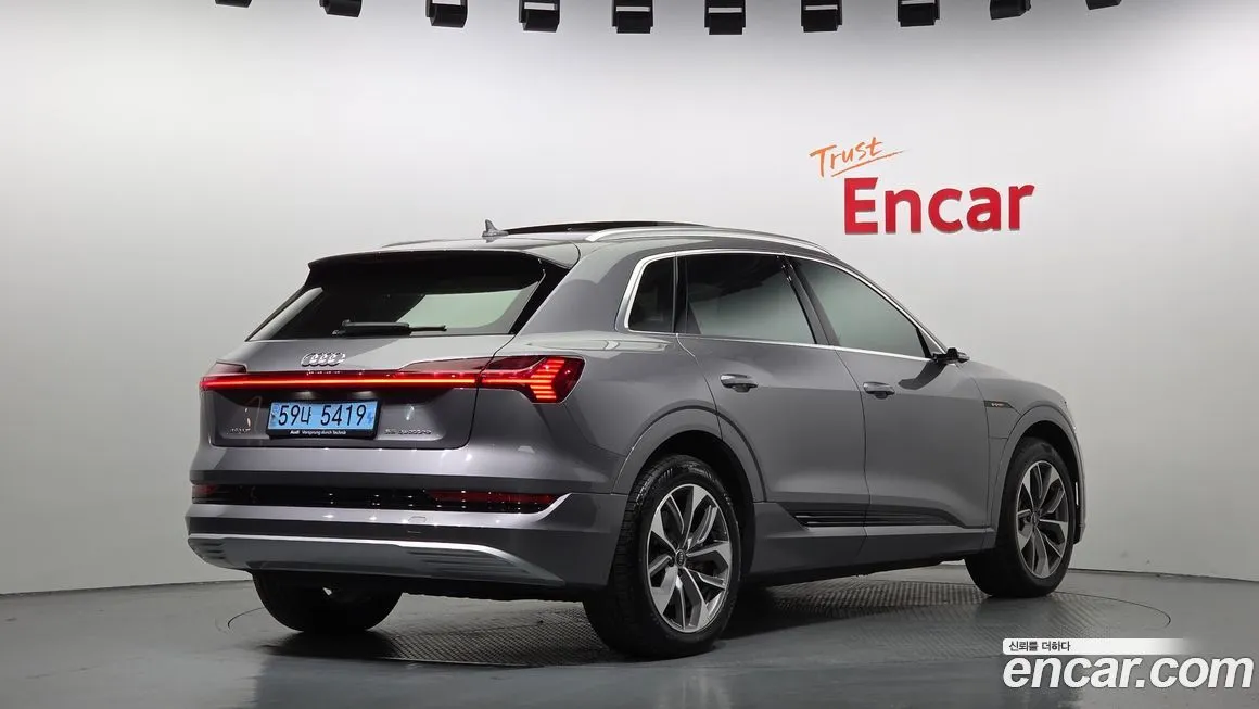 Audi e-tron — фото 2