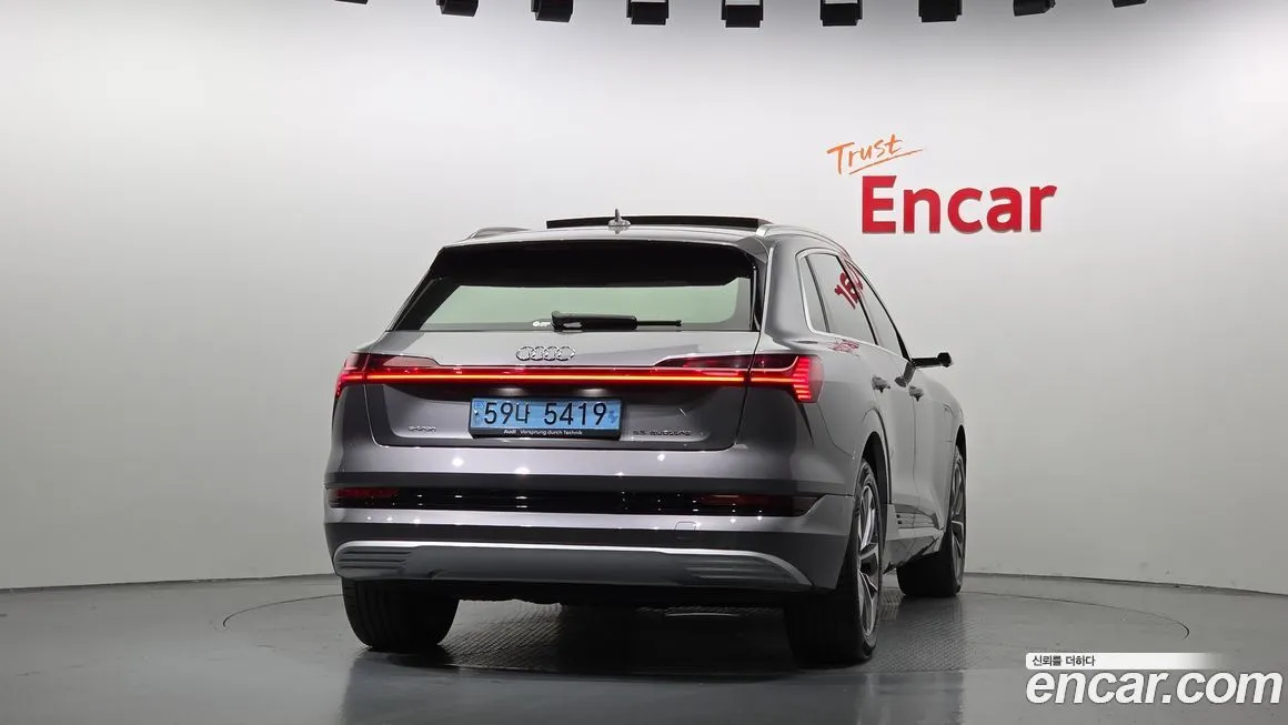 Audi e-tron — фото 4