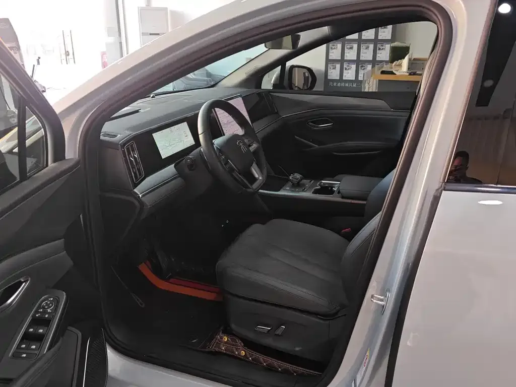 BYD L DM-i — фото 4