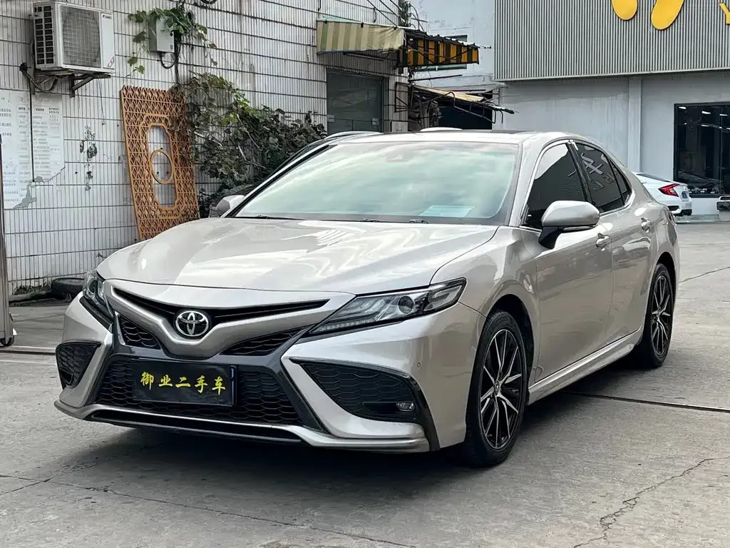 Toyota Camry — фото 1