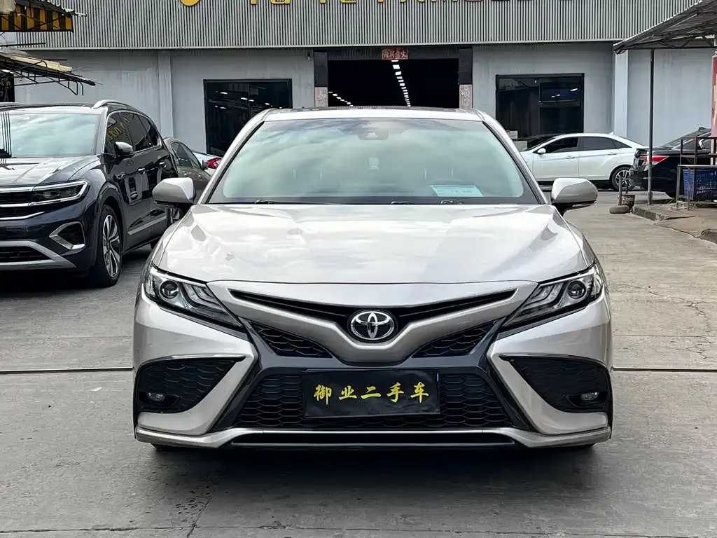 Toyota Camry — фото 2