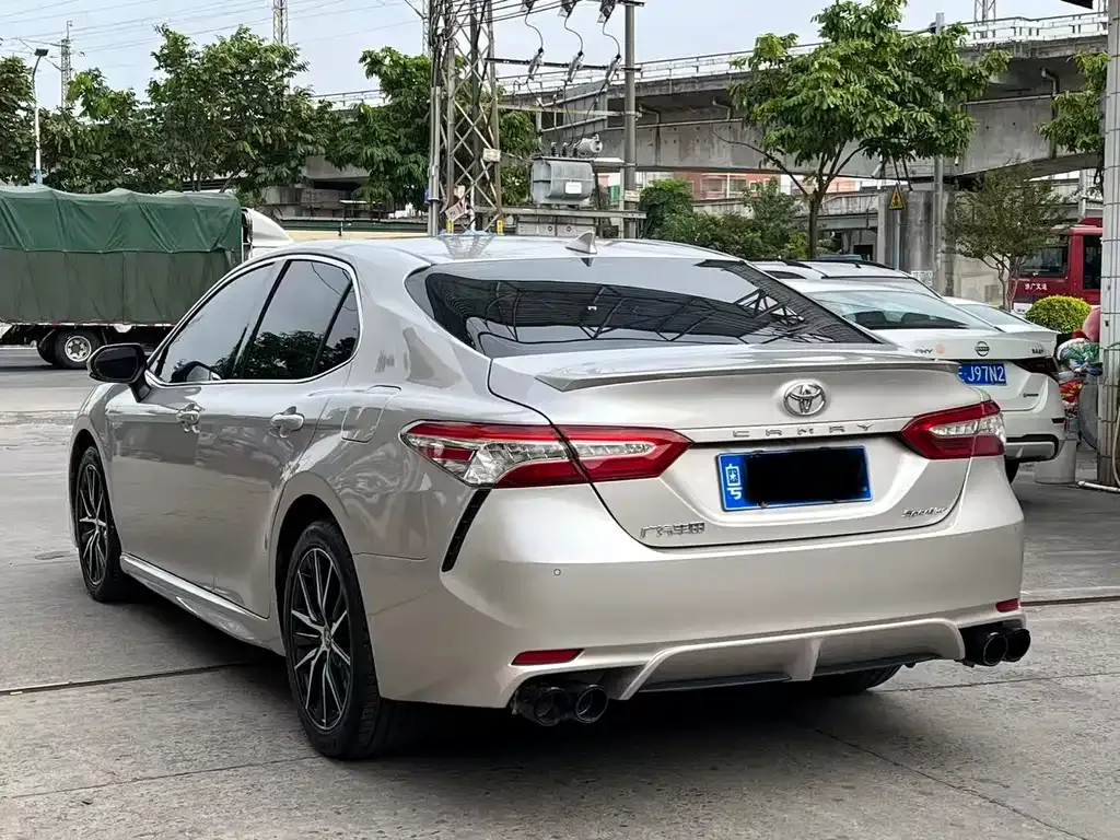 Toyota Camry — фото 9